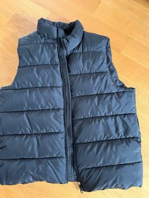 Svart dunväst ASOS - Snygg svart dunväst från ASOS i mycket bra skick. 