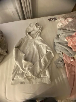 Macherie hoddie - En grå hoddie från Gina lite fläckig och så men går att använda! Saknar ett snöre under luvan 