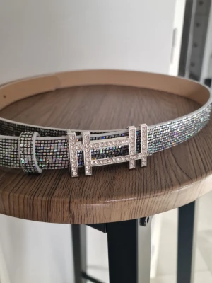 Glitterbälte i PU läder - Glitterbälte i PU läder. Längd 110 cm. 