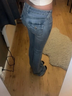 True religion jeans  - Modell Becca, använt men fint skick när de är på. Liten fläck på benet som inte syns och går säkert bort 