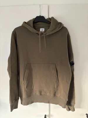Cp company hoddie M - Galet schysst hoddie från CP company i storlek M. Inga defekter alls i grymt skick och sitter perfekt på. Oliv/mörkgrön färg och en otrolig tröja för alla tillfällen! 