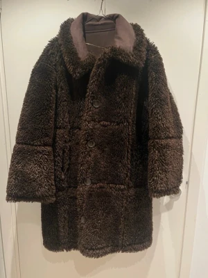 STAND STUDIO teddykappa - STAND teddy kappa. Superfint skick. Är vändbar så man kan ha den åt två håll (se bild, mycket användbar och varm kappa).