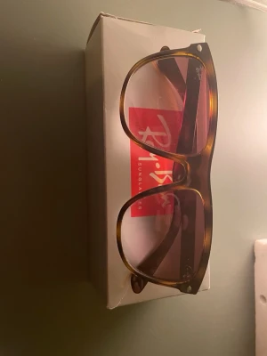 Bruna Ray-Ban solglasögon - Snygga solglasögon från Ray-Ban med klassisk fyrkantig form och brunmelerad båge. Kommer med originalförpackning och putsduk. Perfekta för dig som vill ha ett par snygga solglasögon inför våren/sommaren. Modellen heter rayban boyfriend och jag köpte de från synsam.