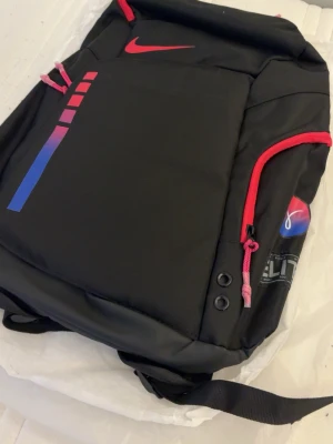 Nike Elite Backpack - Storleken är 20L, väskan är helt ny och aldrig använt någonsin. Startpriset är 400kr, DM vid intresse🙏