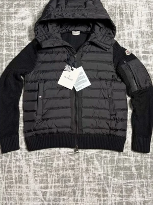 Svart Moncler cardigan - Moncler cardigan strl S.                                                Helt ny skick.                                                                  Priset är diskuterbart Fraktas snabbt 📦.                                                         Hör gärna av er vid frågor eller funderingar!😊