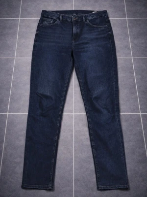 Espirit jeans  - Byxor för kvinnor från märket Espirit. Väldigt bra skick, knappt använd. Storlek Waist 32 / Lenght 32. Hör av dig vid intresse/frågor. PRIS KAN DISKUTERAS!