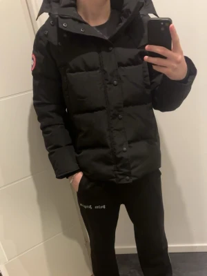 Canada goose jacka  - En dunjacka från Canada goose mayham jackan är helt helt ny oanvänd. Jackan kommer med alla orginal påsar och avtagbar päls jack storleken är M. (Svart, röd label