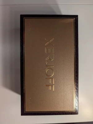 Xerjoff Alexandria II Parfum 100ml - Xerjoff Alexandria II En av de mest exklusiva niche-parfymerna Mycket stark prestanda och lång hållbarhet Rik doft med oud, vanilj och träiga noter Cirka 98% kvar (se bilder) Nypris:6000kr Säljer för endast 2500 60%-  Full presentation ingår (DM) Snabb och säker frakt med spårning ENDAST seriösa köpare