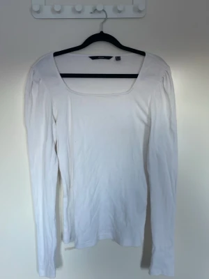 Vit långärmad topp  - Söt topp från vero Moda i storlek M💕
