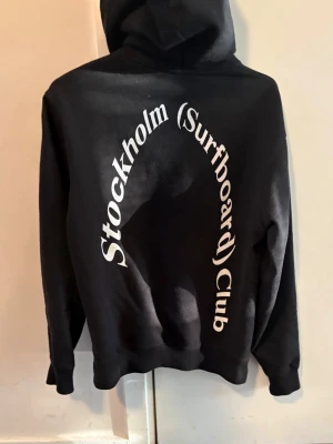 Stockholm Surfboard Club hoodie - Säljer nu denna väldigt eftertraktade hoodie från Stockholm Surfboard Club. Väldigt unik och perfekt för en avslappnad och cool stil. Storleken är XS men sitter mer som S. Modellen är ungefär 175. Nypris ligger på isch 3000. Hör av dig om du har minsta lilla fundering // Victor 😄✌️
