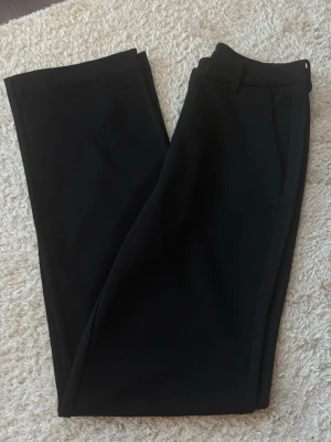 Svarta kostymbyxor från Vero Moda - Svarta kostmbyxor från Vero Moda. Storlek S, längd 32. Oanvända, säljer pga för stora. 