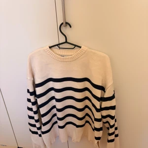 Randig stickad tröja från Zara - Säljer denna tröja från Zara i storlek M