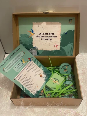 Lärorikt barnspel  - Hej! Vi är 3 tjejer som går vårt sista år på gymnasiet. Vi har bildat Frågejakten UF. Detta är ett lärorikt och roligt spel för barn i cirka 4-9 års åldern. Det är frågor om hälsa, geografi, hållbarhet och roliga utmaningar. Det är ett spel som kan spelas med familjen eller med vänner.   Vad som ingår:�• 60 kort med frågor och utmaningar�• Printad spelplan�• Regelpapper   Spelet kostar 199 kr.  Vi erbjuder kostnadsfri leverans.   Kontakta oss via vår Instagram: fragejaktenuf vid köp!   Jag hoppa