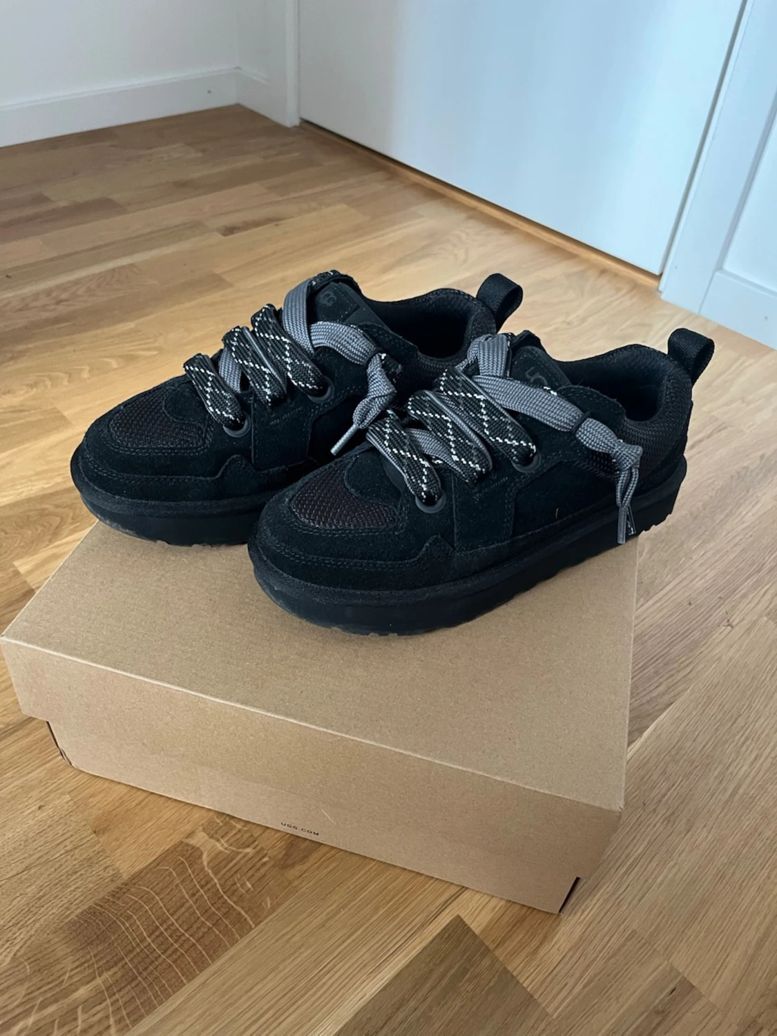 Svarta UGG Lo Lowmel Sneakers med grå snören