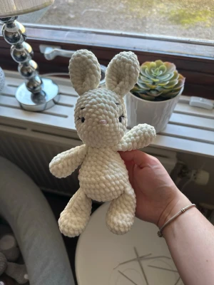 Virkad kanin - Söt beige/kräm färgad virkad kanin. Ca 24 cm hög. Kaninen har säkerhetsögon som inte är lämpliga för barn under 3 år💗