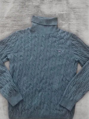 Grå kabelstickad polotröja från Gant - Pris kan diskuteras vid snabbt köp. Skick 9/10