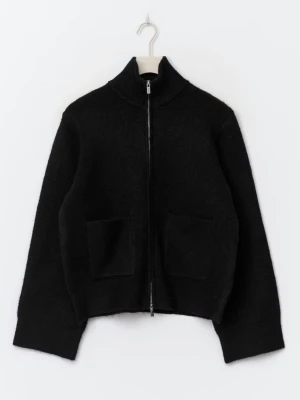 Svart zip-kofta med fickor - Stilren svart kofta med dragkedja framtill och två stora fickor. Brukar bära S eller XS i kläder men denna är i L för att få en oversized fit/avslappnad💓heeelt oanvänd