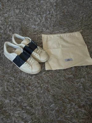 Valentino Garavini Mörkblå  - Hallå där!! Säljer ett par Valentino Garavini skor i storlek 45. Jag köpte de begagnat utan kvitto och jag har haft de i snart tre år och vill gärna bli av med de då de knappt kommer till användning. En dustbag tillkommer vid köp och jag gör självklart rent de vid intresse!! Pris kan diskuteras. 