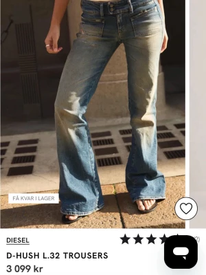 SÖKER Blå utsvängda jeans från Diesel D-Hush - Säljer modellen D-Hush helst storlek w24 