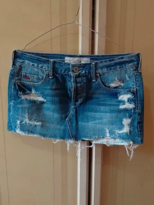 Hollister kjol - Suuuper snygg jeans kjol med slitningar från hollister i storlek W25 , aldrig använd därav i nyskick ! ☺️ tryck gärna på köp nu