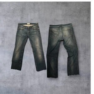 Vintage Acne Studios Jeans - Säljer ett par blå jeans från Acne Studios med rak passform och råa, avklippta benslut. Jeansen har klassisk femficksdesign, knappgylf och snygga slitningar framtill. Perfekta för en avslappnad och trendig look.