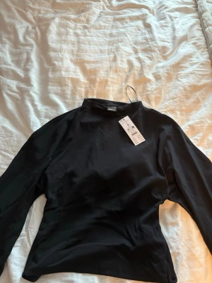 Svart topp med vida ärmar från Gina Tricot - (Utförsäljning av alla mina kläder, så priset jag lägger ut för gäller, och inget lägre)