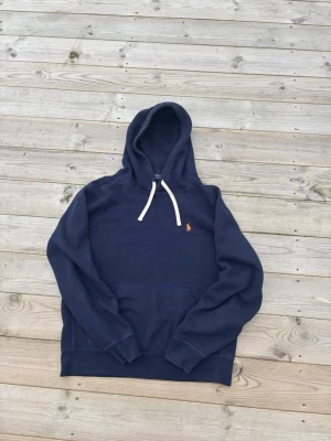 Ralph Lauren hoodie  - Säljer en riktigt schysst Ralph lauren hoodie! Den är i storlek S! Skicket är mycket bra, ser inga defekter. Kom gärna med frågor och budförslag