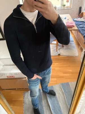  Marinblå half zip - Snygg marinblå stickad tröja med half zip.Perfekt till jeans och enkel att matcha med olika stilar. Fortfarande i utmärkt skick, använd fåtal gånger.