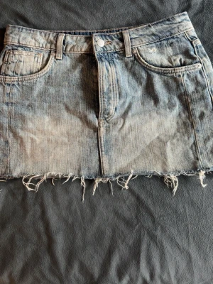 Kort jeanskjol - Snygg kort jeanskjol som är lågmidjad i storlek M, Kontakta vid fler frågor/funderingar💞