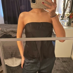 Zara tubtopp i satin - Supersnygg tubtopp från zara i satin material, behöver strykas därav skrynklig på bilden, men nästan som ny!❤️❤️