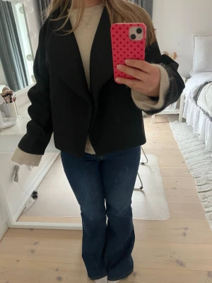 Svart kappa  - Svart kappa från Hm. Köppt i London. Endast använd en gång. Passar xs-s