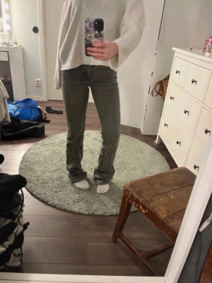 Grå bootcut jeans - Säljer ett par grå bootcut jeans från Gina tricot. Jeansen har klassisk femficksdesign och stängs med dragkedja och knapp. Perfekta till en avslappnad stil och passar till det mesta i garderoben.