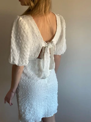 Studentklänning  - Supersöt studentklänning med puffärm och knyt vid ryggen. Klänningen är i jätte bra skick och använd endast en gång❤️