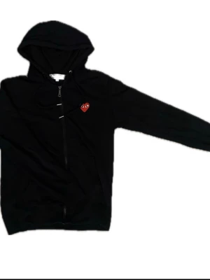 commes des garcons - Svart zip up hoodie med ett klassiskt hjärta på andra sidan av bröstet , Storlek S och passar typ till allt , vid fler frågor skriv privat 😉