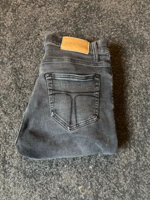 Tiger Of Sweden Jeans  - Säljer dessa schyssta Tiger of sweden jeans i storlek 29/32. Modellen är pistolero och jeansen är i bra skick. Tveka inte att kontakta om fler bilder eller andra funderingar // CS🤩