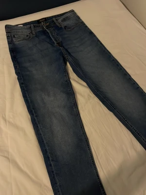 Jack & Jones jeans - Snygga jeans från jack and jones, tapered mike. Knappt använda.