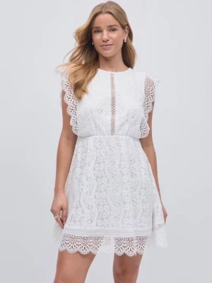 Studentklänning  - Superfin vit kort klänning från Gina Tricot i spets med vackra detaljer. Klänningen har rund hals, ärmlös design med breda spetskanter och ett feminint mönster. Perfekt till sommarens alla tillfällen och studentfirande.