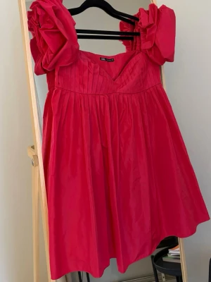 Röd offshoulderklänning med puffärmar - Supersnygg miniklänning med puffärmar från Zara. Klänningen är i storlek S och i jättebra skick då den inte kommit till användning🥰