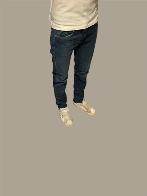 Mörkblå J.lindeberg slimfit jeans  - Snygga mörkblå slim fit jeans från J.lindeberg. Modellen är slim fit och heter Jay. De är i strl W31 L32. Skriv vid fler frågor🙌