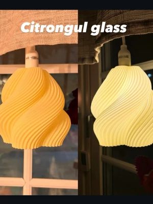 Citronfärgad lampskärm 2st - Unik lampskärm i citronfärgat med vridet, vågigt mönster. Skärmen har en modern och lekfull form som påminner om glass. Perfekt för att ge rummet en färgklick och ett coolt uttryck. Lampskärmarna är 17cm hög och gjord i hårdplast. Sladdarna ingår ej, enbart lampskärmarna. Passar en E14 sockel.
