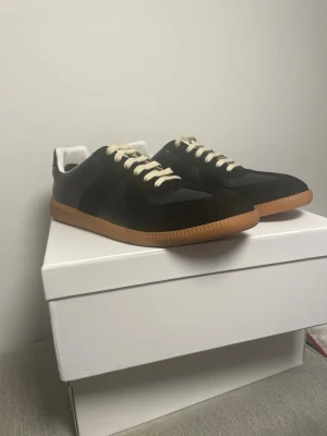 Svarta maison margiela (43) - Splitter nya, inga defekter. Storlek 44, sitter true to size och är riktigt bekväma. Snygg svart färg som passar till allt nu till våren/sommaren 