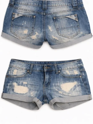 Blå slitna jeansshorts med uppvik - Säljer ett par blå denimshorts med slitna detaljer och uppvikta benslut. Shortsen har fem fickor, bälteshällor och knappgylf. Perfekta för sommaren och ger en avslappnad streetstyle-look.