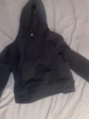 En svart magtröja  - Svart hoddie