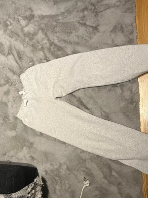 Ljusgrå mjukisbyxor med dragsko - Säljer mina russemerch byxor i storlek xs!! Dom är väl använda men fortfarande i ett bra skick. Dom har två små missfärgade fläckar (se bild 3)!! Hör gärna av er via intresse eller prisförslag!! (Nypris 499kr) 