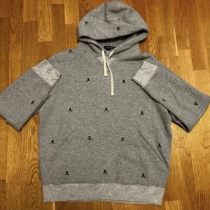 Unika Ralph Lauren Hoodie - Unika Polo Ralph Lauren hoodie i grått med döskallebroderier. Har huva med dragsko och klassisk magficka. Storlek M.