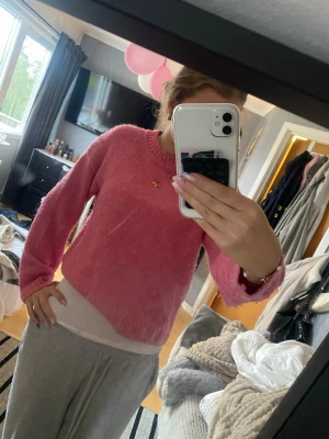 Rosa stickad tröja med rund hals - Mysig rosa stickad tröja med rund halsringning och ribbade muddar vid ärmslut och nederkant. Perfekt nu till våren. Tröjan sitter som s/xs. Tveka inte på att skriva om ni undrar något💕