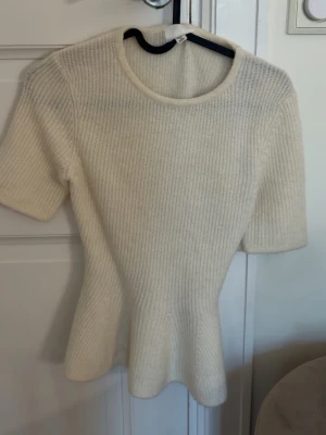 Figursydd topp - Säljer denna oanvända topp ifrån hm! Skriv privat för mer bilder 💓