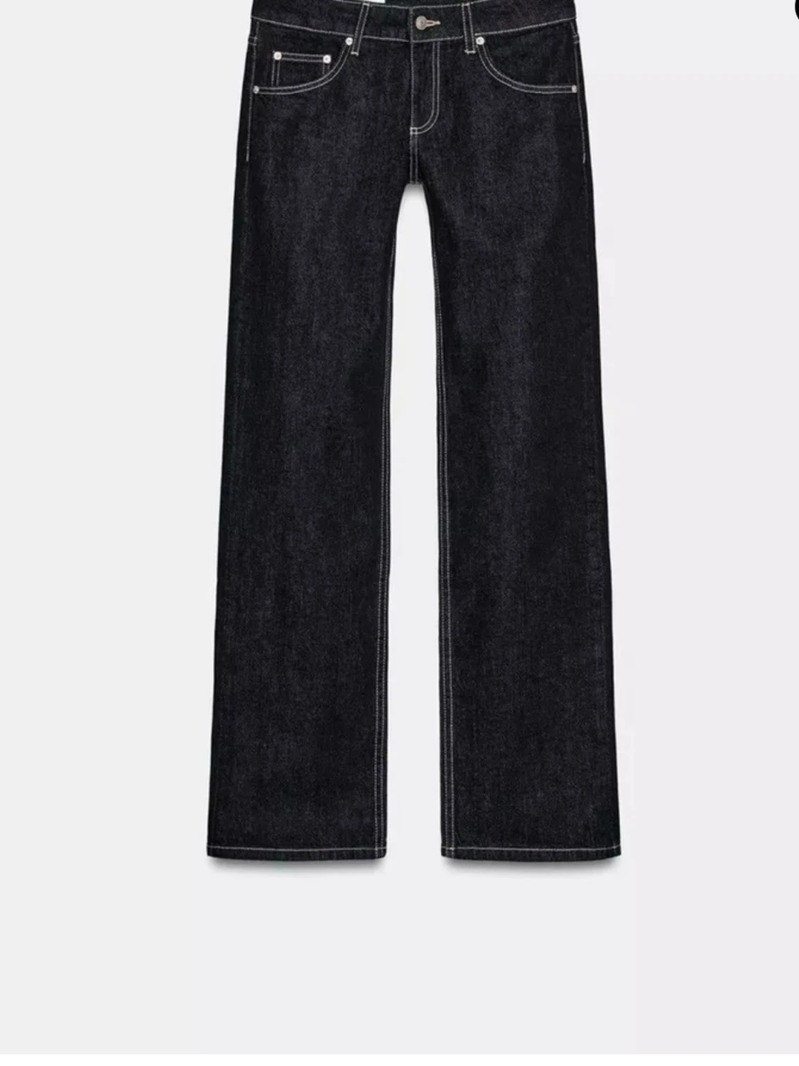 Mörkblå raka jeans med kontrastsömmar