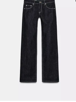 Mörkblå raka jeans med kontrastsömmar - Säljer ett par mörkblå jeans med raka ben och tydliga kontrastsömmar. Klassisk femficksmodell med hög midja och bredare passform. Jeansen är i kraftig denim och har en tidlös look som passar till allt. Defekter vid benen men syns inte när jeansen är uppvikta.