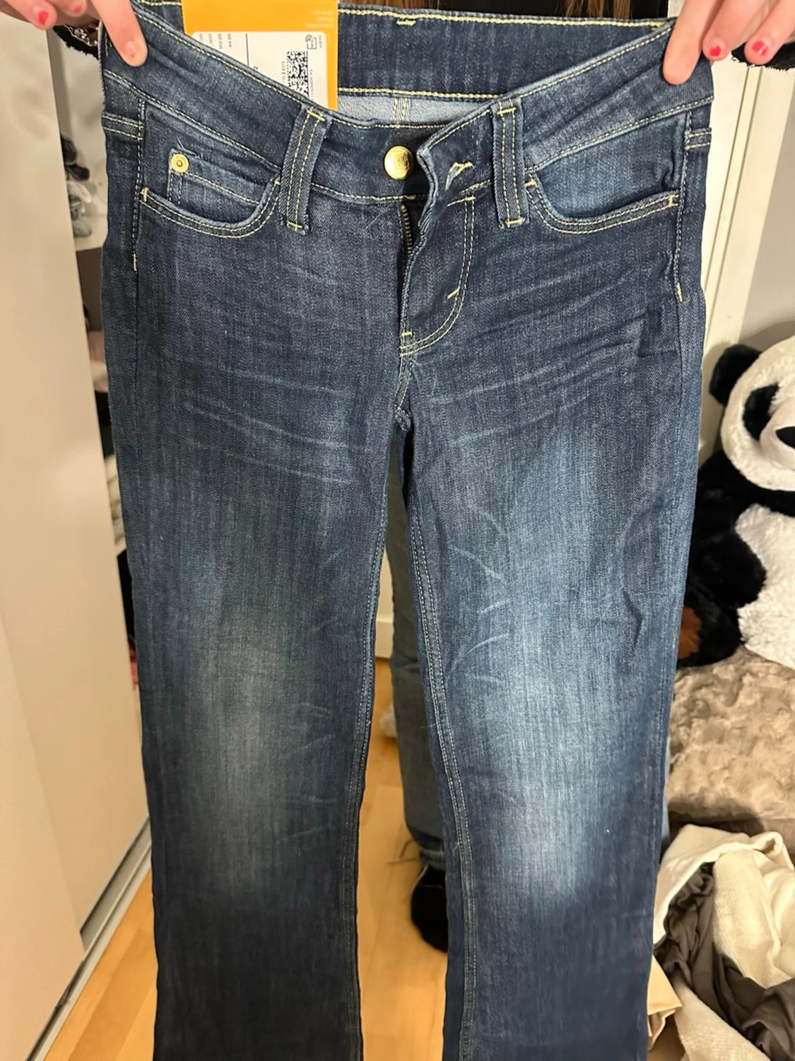 Mörkblå bootcut jeans med slitningar